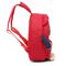 Mädchen scherzt Schultasche-den roten Kinderrucksack, der für tägliches Schulleben passend ist